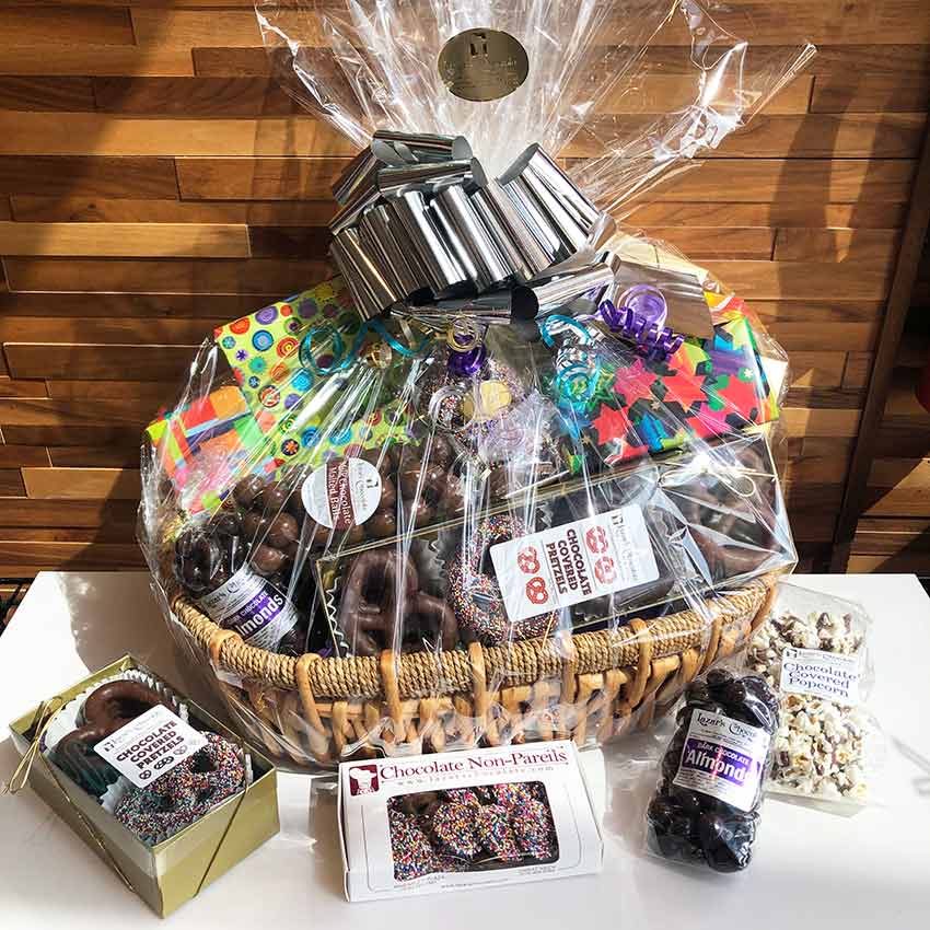 Chocolate birthday gift basket-hangkhonggiare.com.vn
